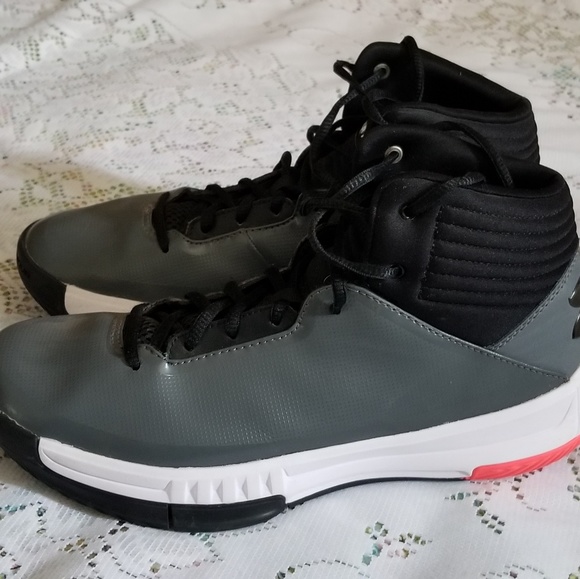 Under Armour Other - Under Armour Boys Basketball Shoes Size  Like New